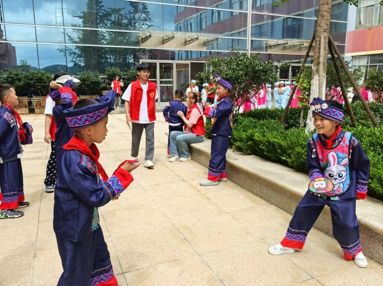 看谁更灵活.jpg 看谁更灵活.jpg